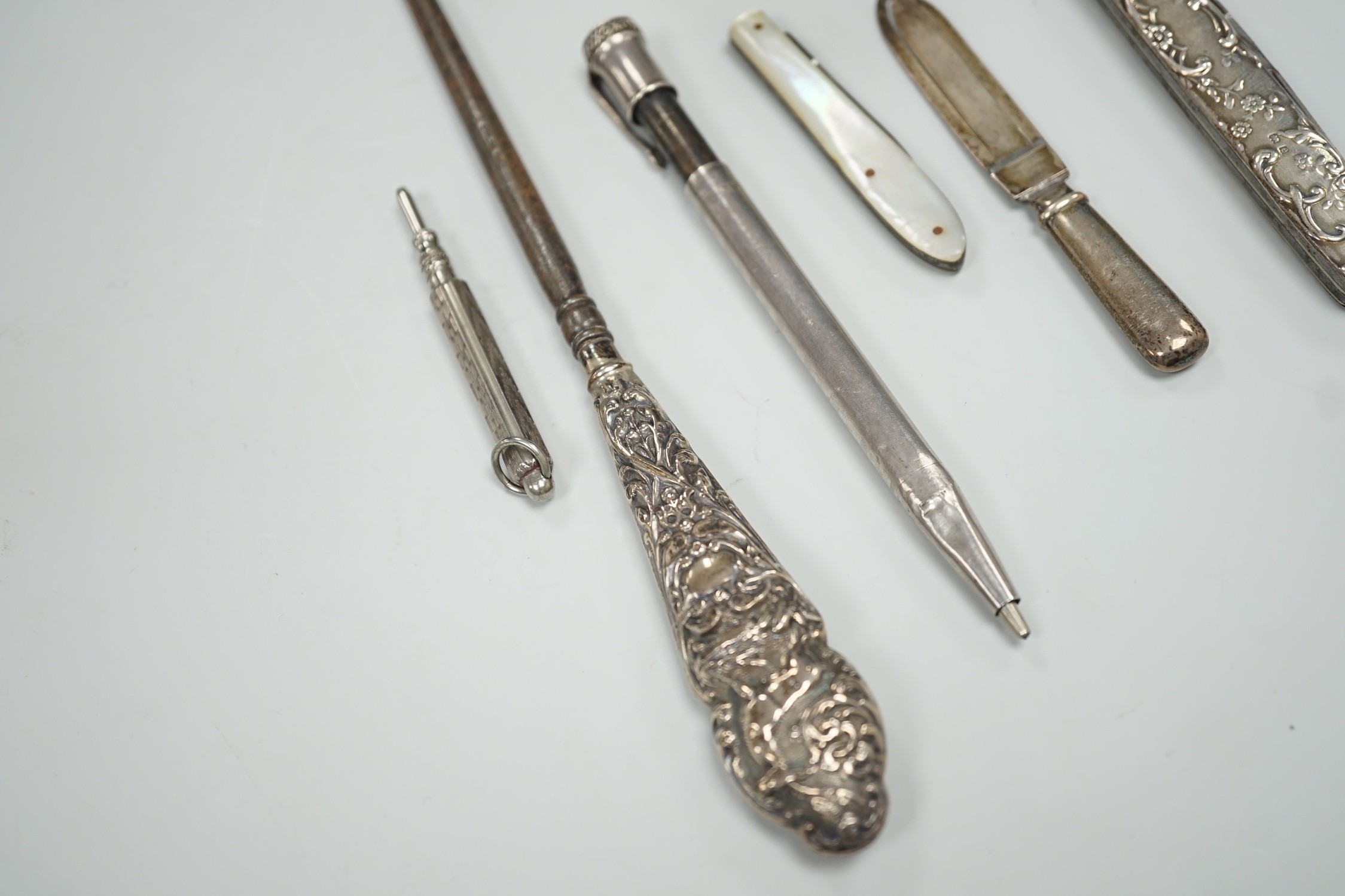 Sundry small silver including an Edwardian silver mounted pocket knife, mounted toilet jar, mounted button hook and a book mark (a.f.), together with a French white metal mounted Edacoto pencil (a.f.) and two other items